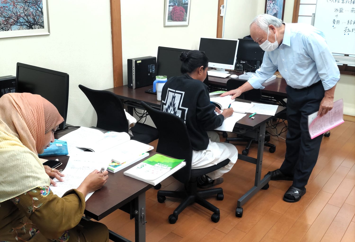 プログラムに参加する女性たち